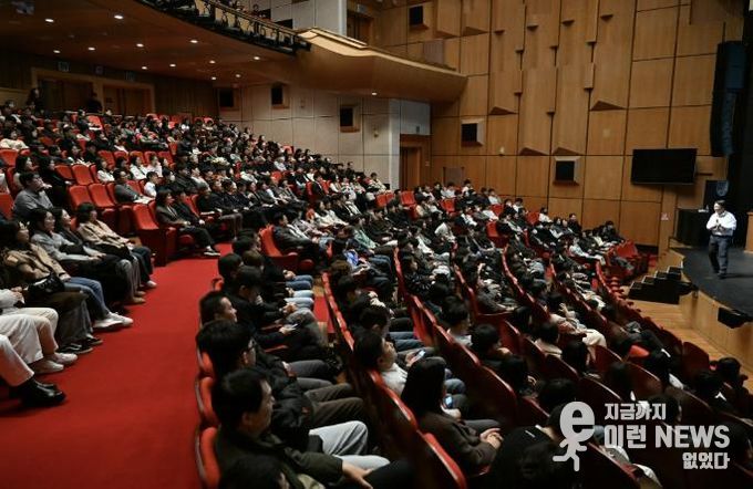 2월 26일 안산문화예술의전당에서 안산시 전 직원을 대상으로 공직자 청렴교육이 진행되고 있다