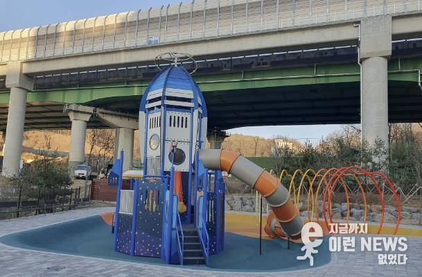 신규로 조성된 부곡동 물놀이장에 보호자가 땡볕을 피할 그늘막이 전무한 모습