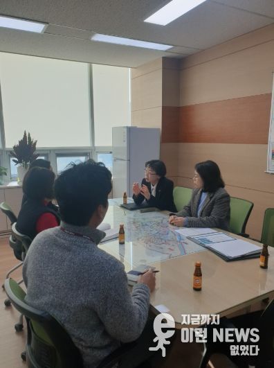 시 관계자가 고양교육지원청과 고등학생 원거리 통학 문제를 논의하고 있다.