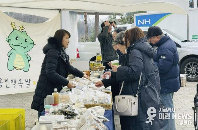 용인특례시가 13일까지 2026 로컬푸드 직거래장터 참여 농가를 모집한다. 사진은 3월 1일 용인FC의 개막전이 열린 용인미르스타디움에 마련한 직거래장터 모습