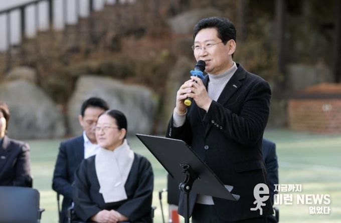 이상일 시장이 3일 헌산중에서 열린 '국제바칼로레아(IB) 인증 현판식'에 참석해 축사를 하고 있다