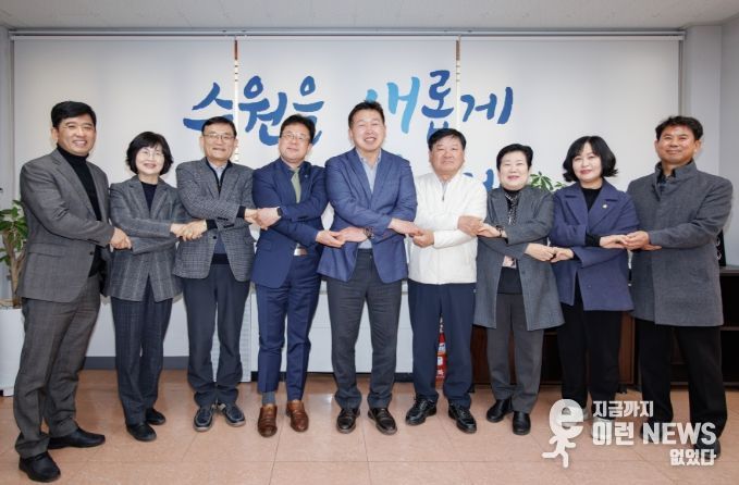 김현수 수원특례시 제1부시장(왼쪽 4번째)과 선주헌 강원도 영월군의회 의장(왼쪽 5번째) 등 방문단이 함께 기념사진을 촬영하고 있다.