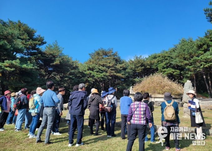 ‘동구릉 해설을 하고 있는 문화관광해설사의 모습’