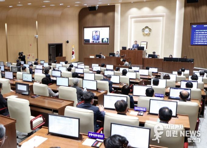 수원특례시의회가 12일 본회의장에서 제399회 임시회 제2차 본회의를 열고 안건을 처리하고 있다.