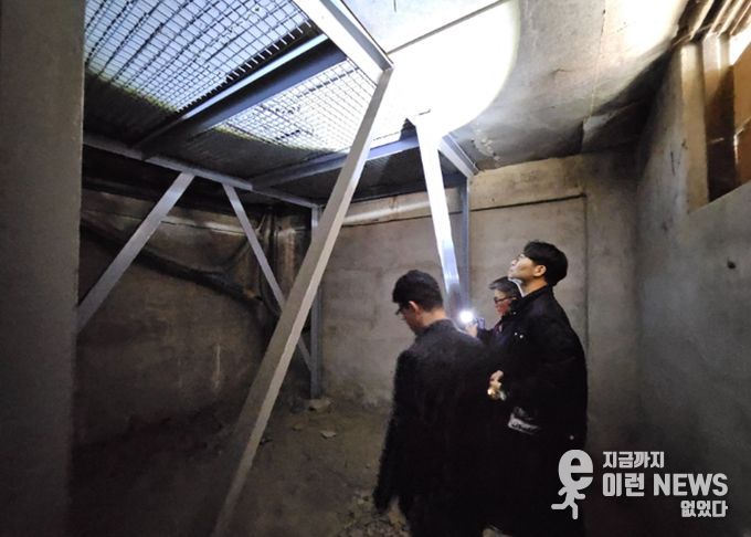 화성특례시 관계자들이 해빙기 대비 노후 건축물 구조 안전 상태를 점검하고 있다.