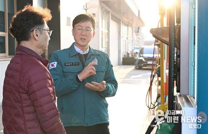 이민근 안산시장이 13일 신길동 서안산IC주유소를 방문해 주유소 관계자와 유가 동향을 점검하고 있다.