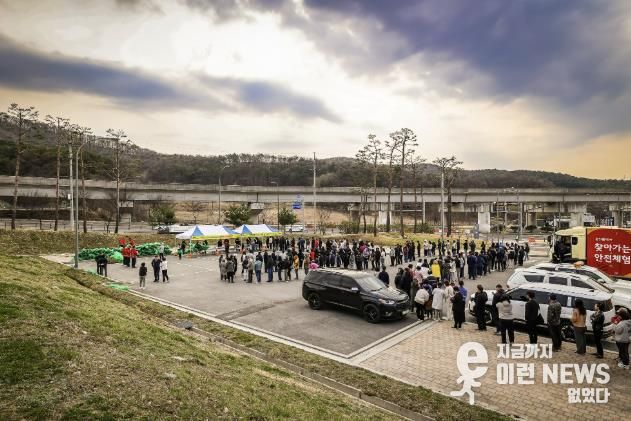 용인미르스타디움에서 열린 처인구 나무 나누어주기 행사 모습