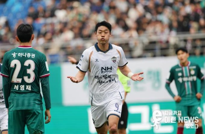 3월 14일 대전 원정경기에서 김천상무 이건희가 득점 후 세리모니를 하고 있다