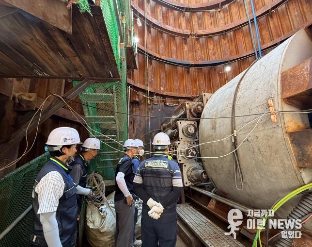 노동안전지킴이가 산업현장에서 안전시설 상태 등을 점검하고 있다.