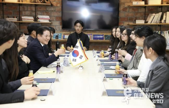 안양시가 16일 오후 2시 시청 3층 접견실에서 가든그로브시 청소년 민박연수단 간담회를 열고 있다