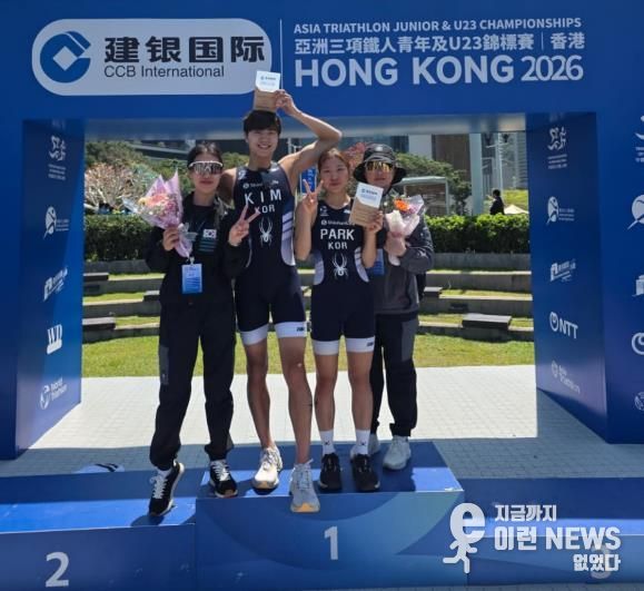 2026 홍콩 아시아 트라이애슬론 선수권대회 U-23 남자부에서 은메달을 획득한 김태기 선수(가운데)가 한국 선수 및 관계자들과 포디움에 올라 기뻐하고 있다.