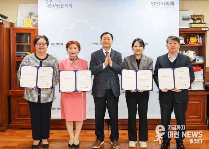 사진은 17일 의회 의장실에서 진행된 ‘소식지 편집위원회 위원 위촉식’ 중 한 장면. 의회는 이날 편집위원 4명을 위촉했다. 왼쪽부터 우인경 현옥순 위원, 박태순 의장, 이은빈 장기준 위원의 모습.