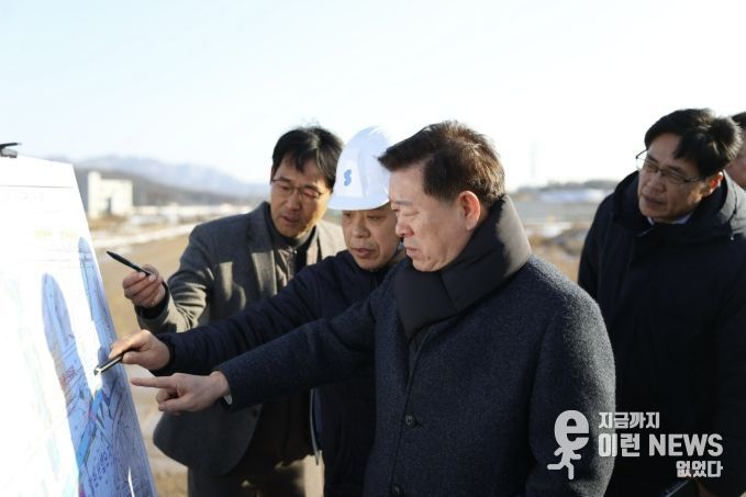박승원 광명시장이 지난 2월 광명시흥 테크노밸리 공사 현장을 방문해 진행 현황을 점검하고 있다