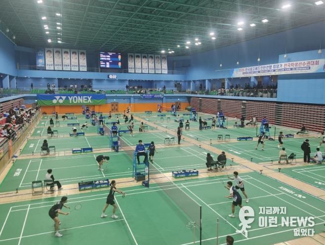 밀양시 배드민턴경기장에서 열린 ‘2026 한국중고배드민턴연맹 회장기 전국학생선수권대회’ 경기 모습