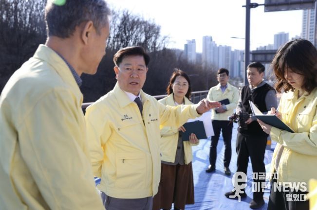 박승원 광명시장이 지난 13일 충훈대교를 방문해 안전 관리에 만전을 가해줄 것을 당부하고 있다.