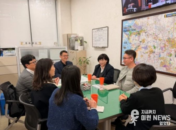 화성특례시 체납관리단 담당부서 공무원과 세종특별자치시 소속 공무원들이 3월 18일 화성시청에서 체납관리단 벤치마킹 시간을 갖고 있다