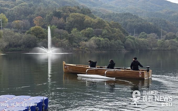 마장호수에서 킹카누 운행중인 모습