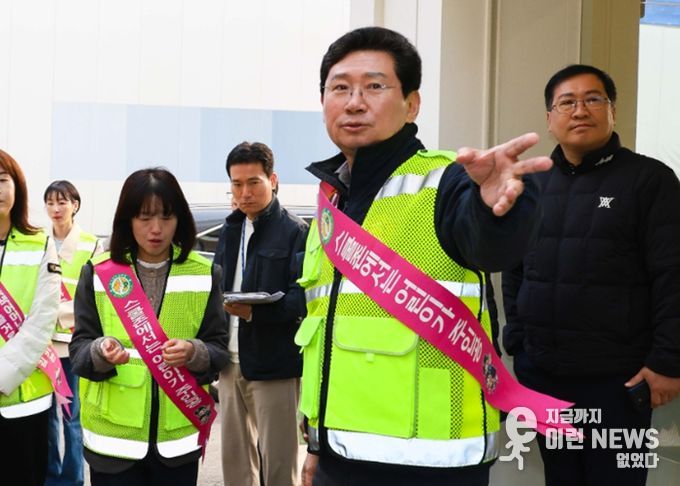 26일 포곡초후문 인근에서 이상일 시장이 통학로를 점검하고 있다