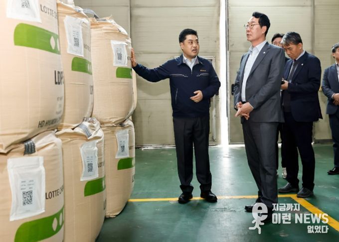 정명근 화성특례시장이 25일 관내 보온재 제조업체를 방문해 원재료 수급상황을 점검하고 있다.