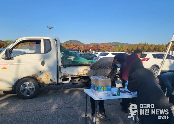 배출가스 저감장치(DPF) 부착차량 합동점검을 진행하고 있다.