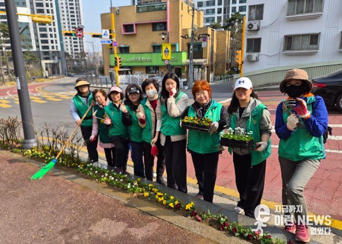 광명시 광명7동 새마을부녀회가 26일 쾌적하고 아름다운 마을 환경을 조성하기 위해 ‘시민참여 꽃심기 운동’에 나섰다.