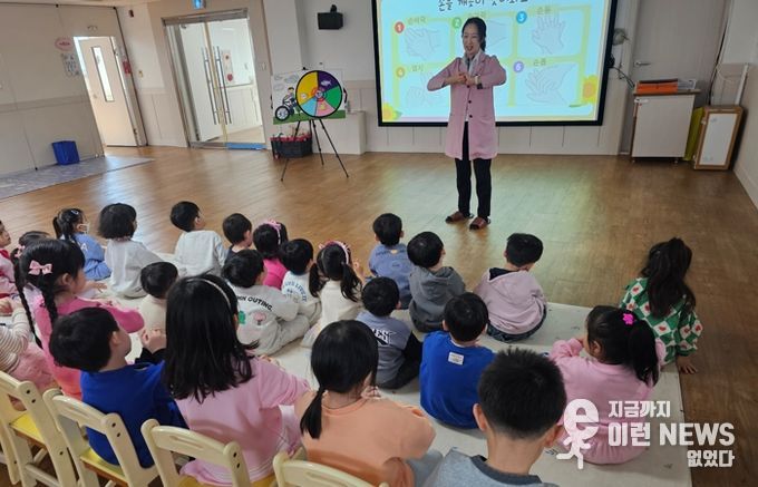 어린이집에서 도담도담 건강교실을 진행하고 있는 모습