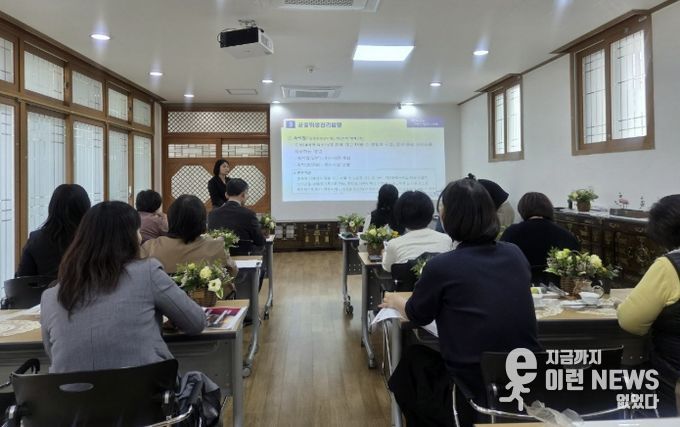 명예공중위생감시원들이 27일 안산시행복예절관에서 직무교육을 듣고 있다.