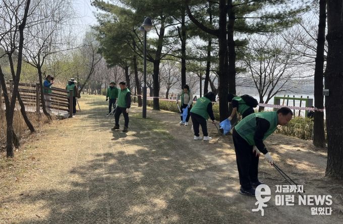 수원시 장안구 새마을 가족, 축제 앞두고 만석공원 정화 활동 추진