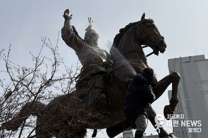 수원시 장안구, ‘우리공원 새빛 새단장’ 새봄맞이 동상 세척 실시