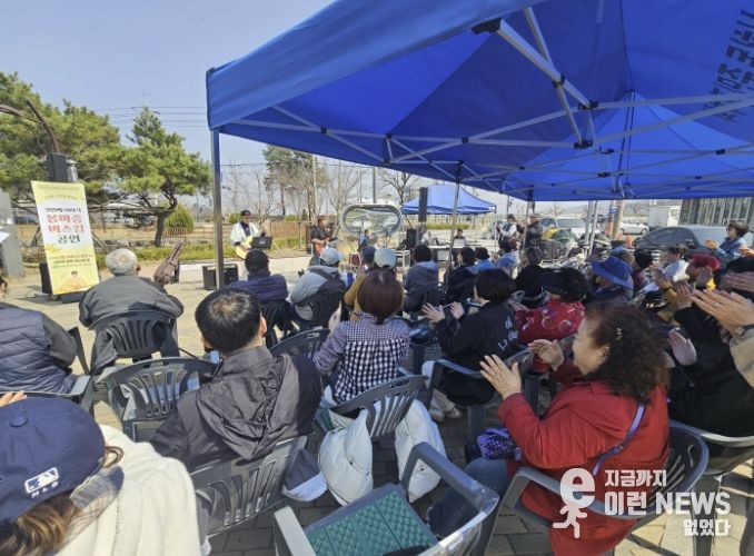 시흥시 신현동, 봄 여는 따뜻한 선율…‘봄 마중 버스킹 공연’마쳐