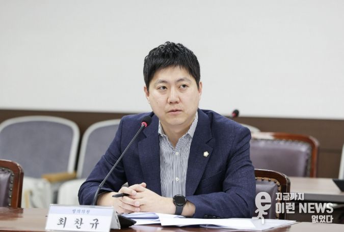 안산시의회 최찬규 의원이 지난 24일 제2상임위원실에서 열린 제302회 임시회 기획행정위원회에서 자신이 대표 발의한 ‘안산시 선감학원 사건 희생자 추모사업 지원 조례 일부개정조례안’에 대해 설명하고 있다.