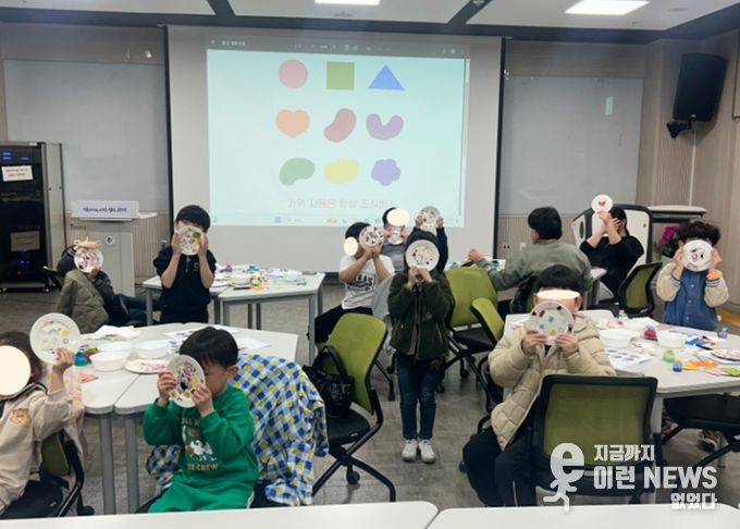 지난 30일 평생학습원에서 드림스타트 아동 13명과 함께 '나만의 그릇 만들기' 원데이 클래스가 진행 중이다.