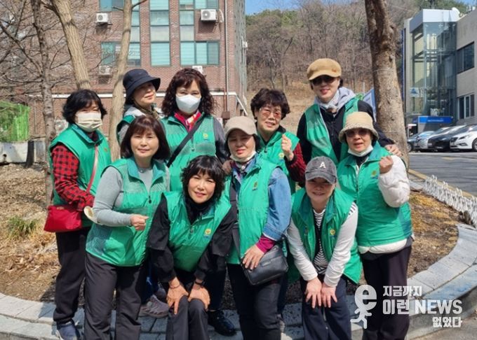 광명시 하안1동은 지난 30일 식목일을 앞두고 새마을부녀회와 함께 ‘봄맞이 꽃 심기 행사’를 개최했다.