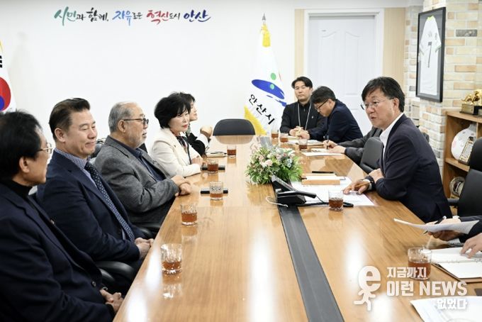 이민근 안산시장(사진 오른쪽 첫번째)이 3월 31일 안산시청에서 열린 '안산시 상인총연합회와의 간담회'에서 지역 상권 활성화 방안에 대해 논의하고 있다.