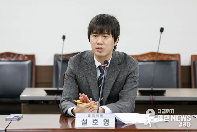 안산시의회 설호영 의원이 지난달 24일 제1상임위원실에서 열린 제302회 임시회 문화복지위원회에서 자신이 대표 발의한 ‘안산시 출산 장려 지원 등에 관한 조례 일부개정조례안’에 대해 설명하고 있다.