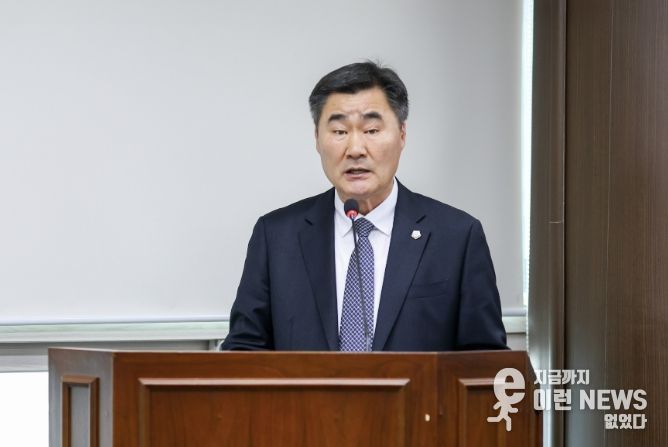 안산시의회 유재수 의원이 지난달 24일 제1상임위원실에서 열린 제302회 임시회 문화복지위원회에서 자신이 대표 발의한 ‘안산시 성인 문자해득교육 지원에 관한 조례 전부개정조례안’에 대해 설명하고 있다.