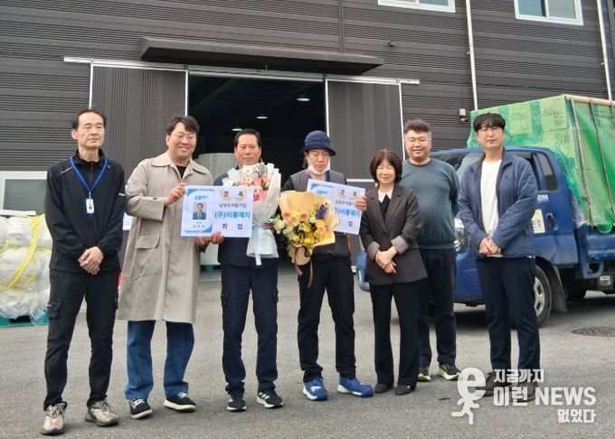 좌측 두 번째부터 김준식 경기남양주지역자활센터장, 자활센터 참여자 2인, 홍성희 복지행정과장