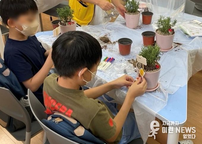 안나농원 ‘로즈마리 화분 만들기’ 초등학교 수업 진행 사진