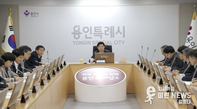 이상일 용인특례시장이 6일 시청 영상회의실에서 열린 간부공무원 회의에서 중동전쟁 장기화에 따른 위기 극복 방안을 논의하고 있다