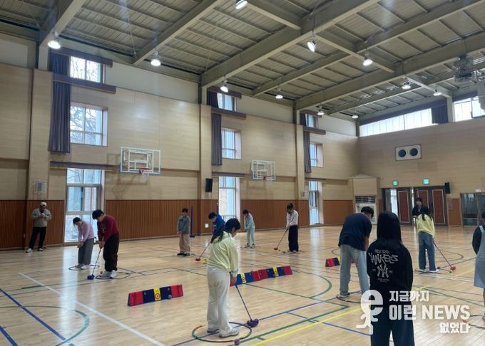 스내그골프 프로그램에 참여하는 학생들