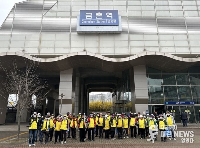 파주시 금촌1동, 노인일자리 참여 어르신 불법 전단지 집중 정비 실시