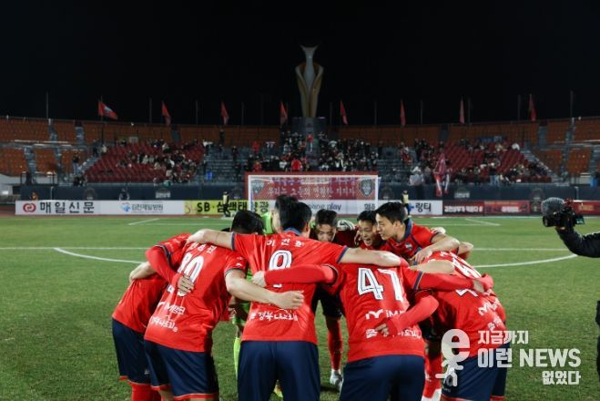 3월 17일 광주전 홈경기에서 김천상무 선수들이 경기 전 이야기를 하고 있다.