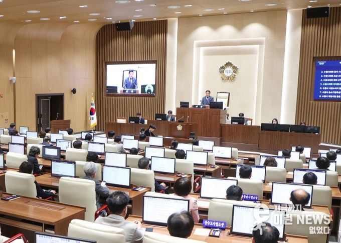 수원특례시의회가 8일 본회의장에서 제400회 임시회 제2차 본회의를 열고 조례안 등 안건을 심의·의결하고 있다