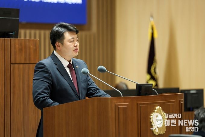 배지환 수원특례시의회 의원이 제400회 임시회 제2차 본회의에서 5분 자유발언을 하고 있다.