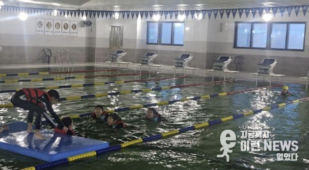 프로그램 참여 아동들이 구명조끼와 대형매트를 이용해 부력체험을 하고 있다.