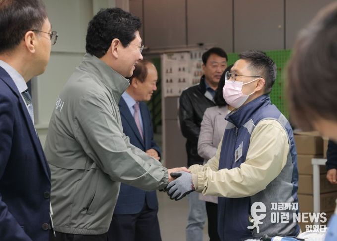 이상일 용인특례시장이 10일 성만원을 방문해 관계자들과 인사를 나누고 있다