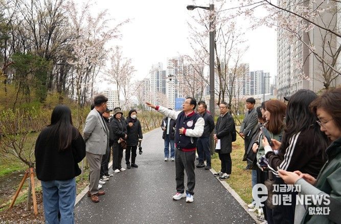 10일 오후 이현재 하남시장과 관계 부서 공무원, 감일총연합회 및 각 단지 입주자대표회의 관계자 등 시민 약 20명이 참석한 가운데 감일지구 현장점검이 진행되고 있다.
