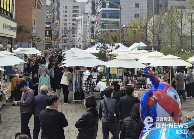 지난 10일부터 12일까지 소하 상업지구 및 한내천 일대(금하로 472)에서 사회연대경제 나눔장터 '자라라마켓'을 진행하고 있다.