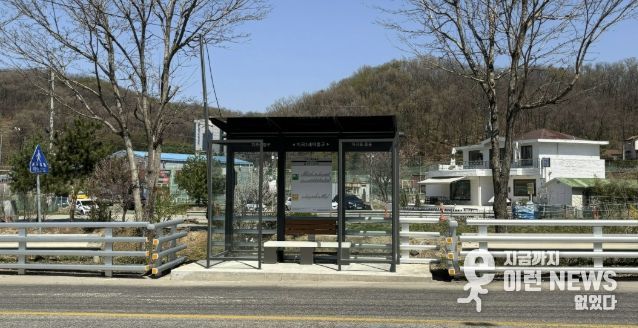 승강장 시설과 온열 의자가 설치된 지곡1새마을교 버스 정류장