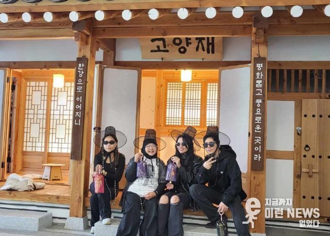 고양관광정보센터 고양재에 마련된 포토존에서 한국문화를 경험하고 있다.